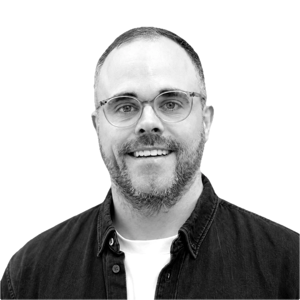 Michael Kerkhoff, Schwarzweiß-Porträt: lächelnd, mit Brille und dunklem Hemd